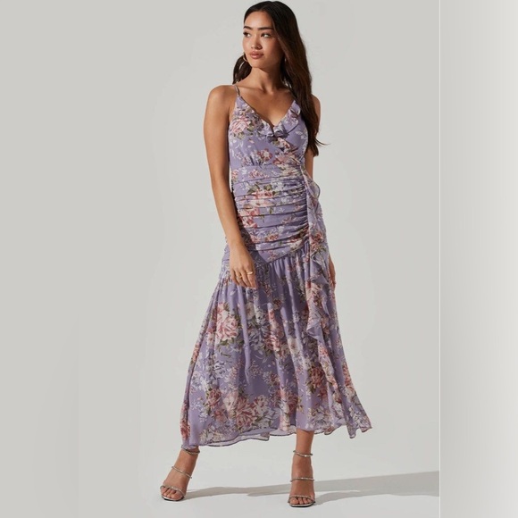 Astr Dresses & Skirts - New! ASTR the label KIANA FLORAL RUCHED MIDI DRESS purple nwt 33057
